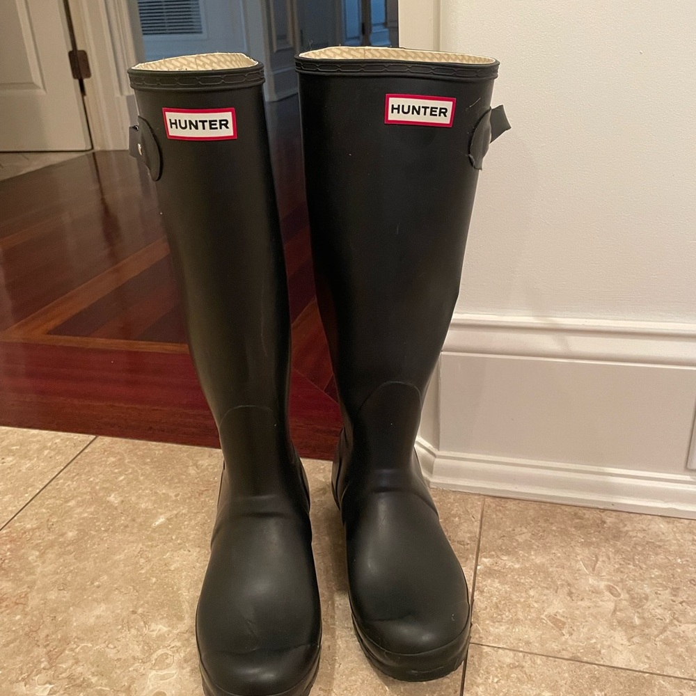Black like new hunter boots and comes with socks inserts